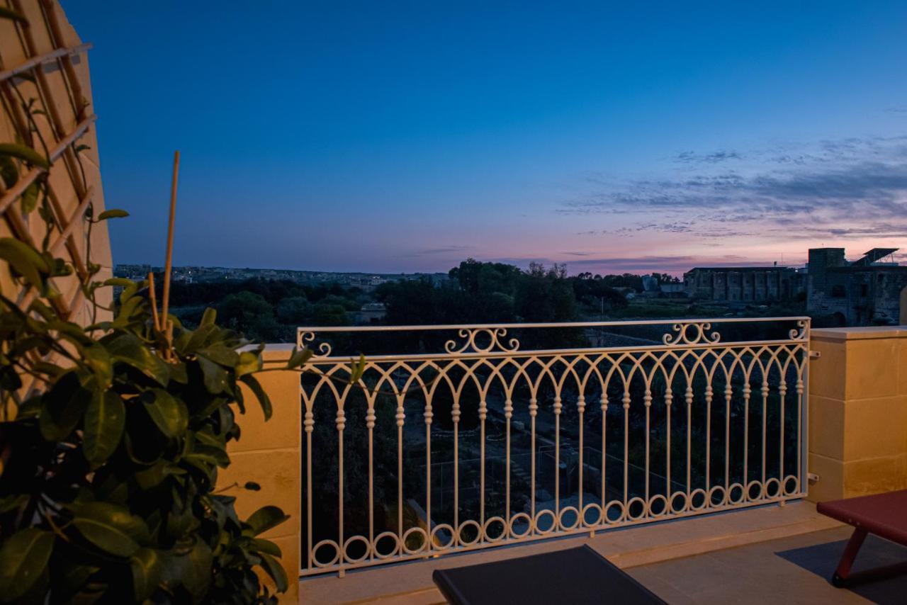 The Carob Tree Bed & Breakfast Victoria Exterior photo